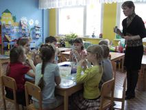 Задание Послушаем как шумит воздух, воспитатель Т.Ю. Муравьева
